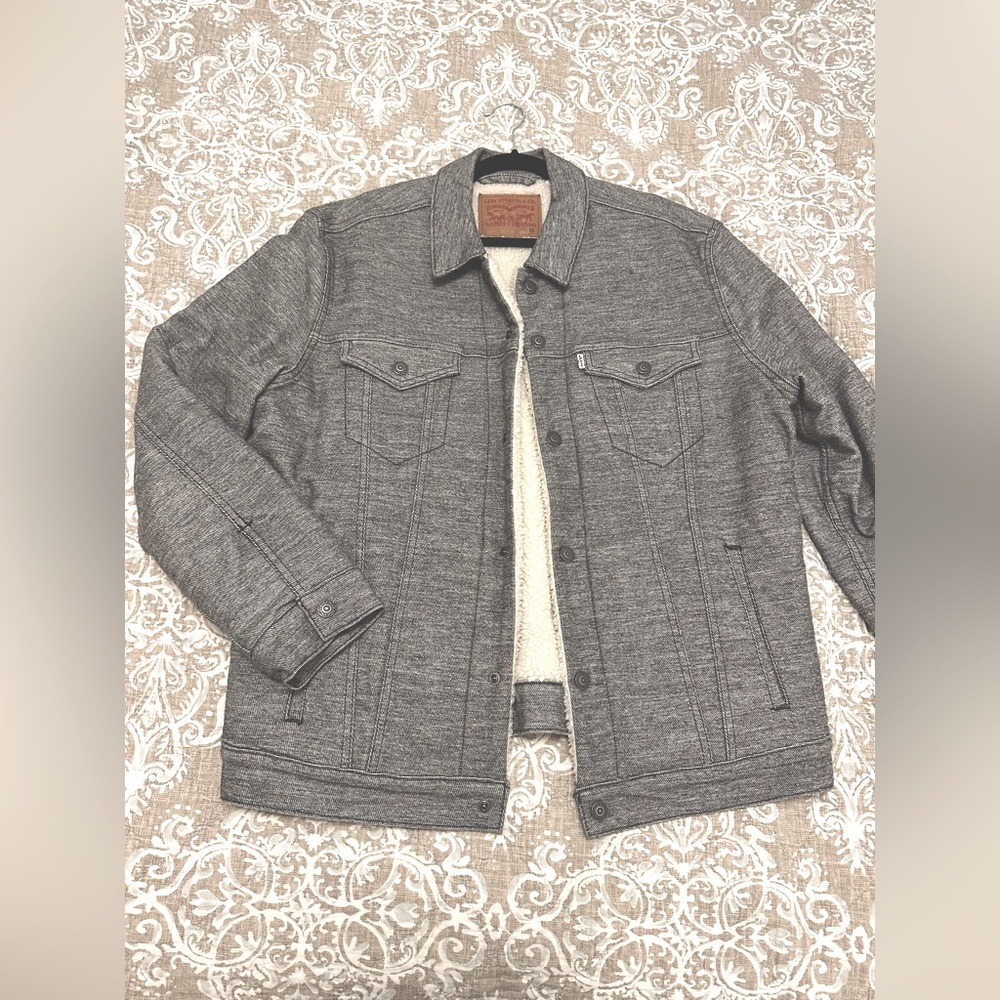 LEVI's Warm sherpa insulation for cold-weather
Soft fleece quilted lining